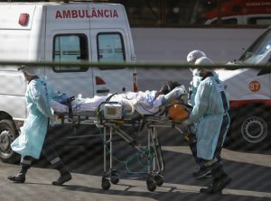 Covid-19: Brasil atinge platô, mas queda pode demorar