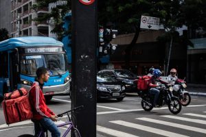 Projetos criam direitos para entregadores de aplicativos