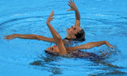 Seleção brasileira participa de desafio virtual de nado artístico