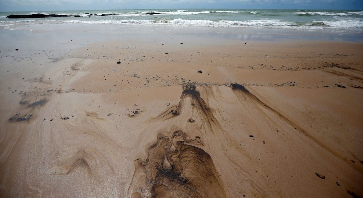 Marinha recolhe fragmentos de óleo em praias brasileiras