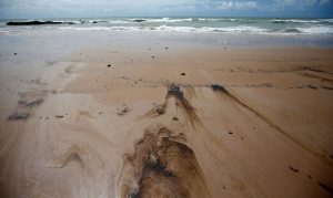 Marinha recolhe fragmentos de óleo em praias brasileiras