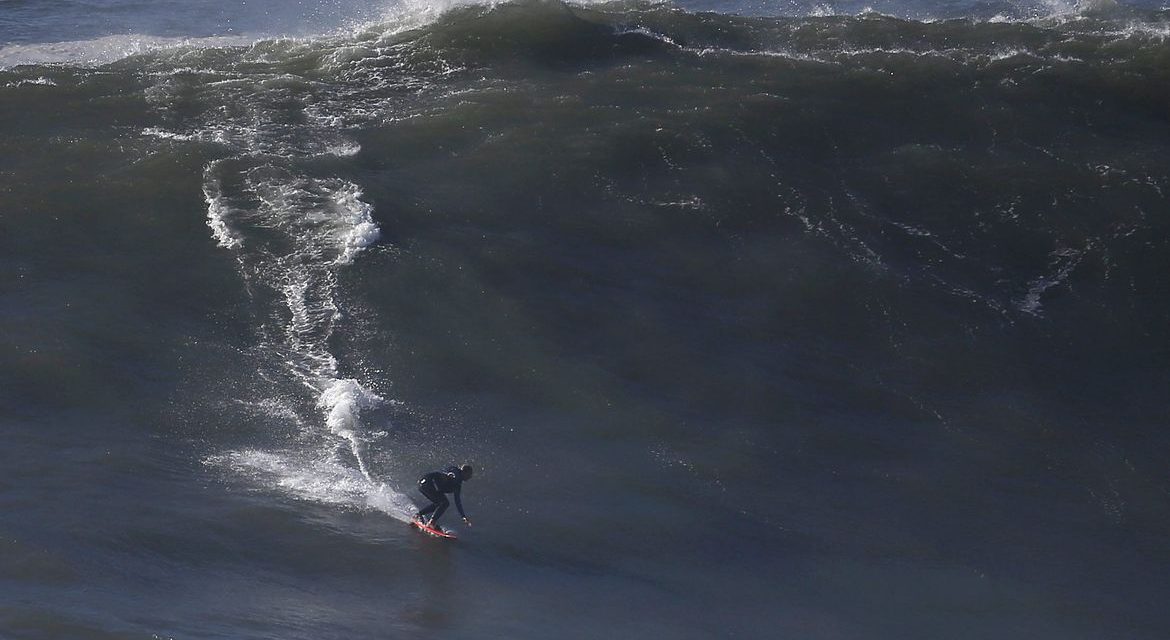 Brasileiros concorrem a prêmios de ondas gigantes