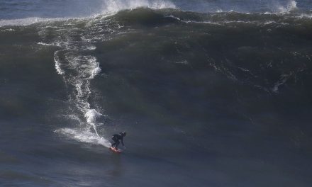 Brasileiros concorrem a prêmios de ondas gigantes