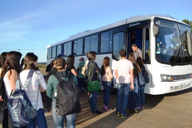 Projeto permite que municípios ofereçam transporte gratuito para estudante de ensino superior
