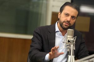 Bombeiros combatem incêndio próximo a rotas para cachoeiras de Pirenópolis