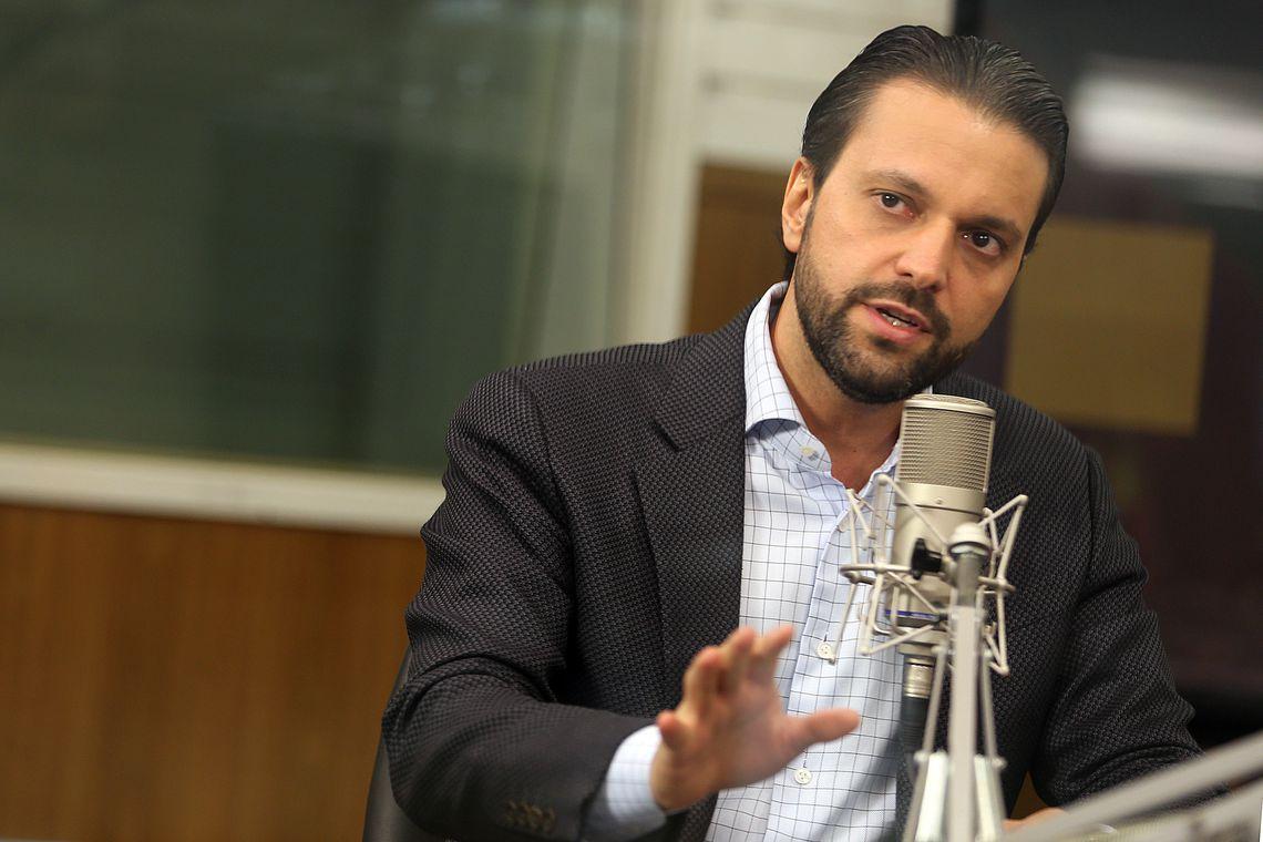 Bombeiros combatem incêndio próximo a rotas para cachoeiras de Pirenópolis