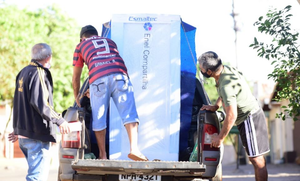 Em parceria com a Enel, Governo de Goiás entrega de geladeiras a famílias de baixa renda