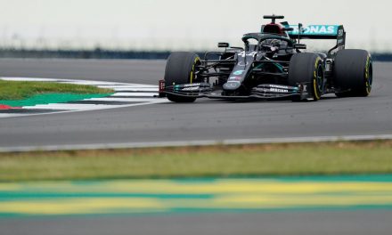 Mercedes é a mais rápida em treinos para GP dos 70 anos da F1