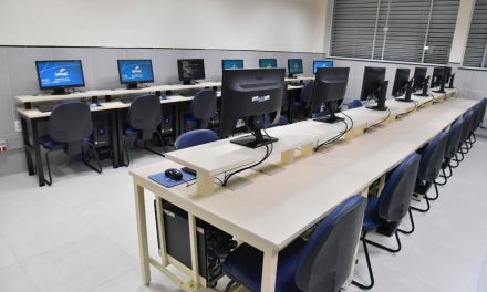 Senac Goiás realiza doação de computadores para alunos carentes da UFG