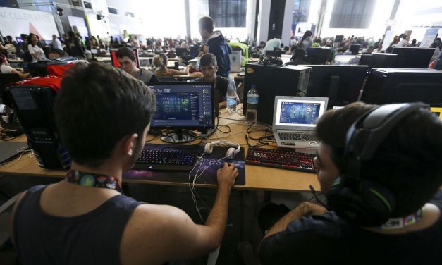 Brasil tem, em média, menos de 1 computador para 4 alunos de 15 anos