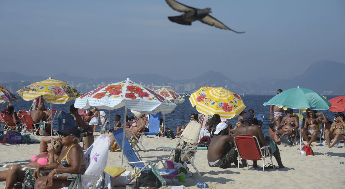 Feriadão e tempo bom lotam praias e movimentam hotéis no Rio