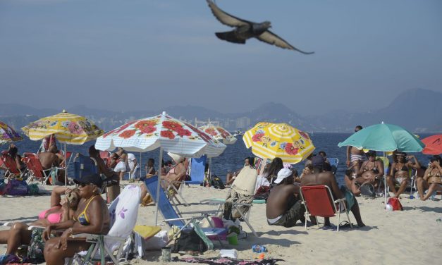 Feriadão e tempo bom lotam praias e movimentam hotéis no Rio