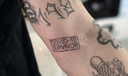 Tatuador do México escreve ‘sobrevivente da Covid-19’ de graça em pessoas que superaram a doença