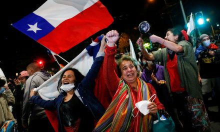Em plebiscito, chilenos votam por redigir nova Constituição