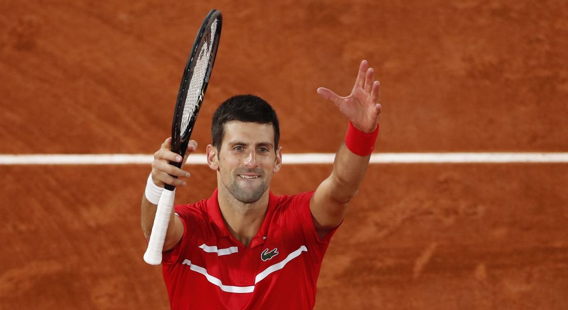 Djokovic supera Tsitsipas e disputa final de Roland Garros com Nadal