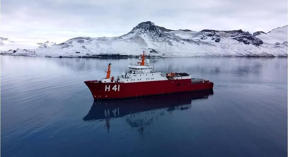 Navio brasileiro parte com destino à Antártica