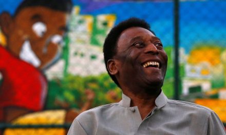 Pelé afirma estar grato por chegar lúcido e saudável aos 80 anos