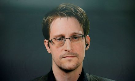 Rússia concede direitos de residência permanente a Edward Snowden
