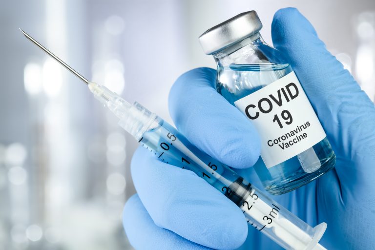 Projetos buscam garantir vacinação da população brasileira contra Covid-19