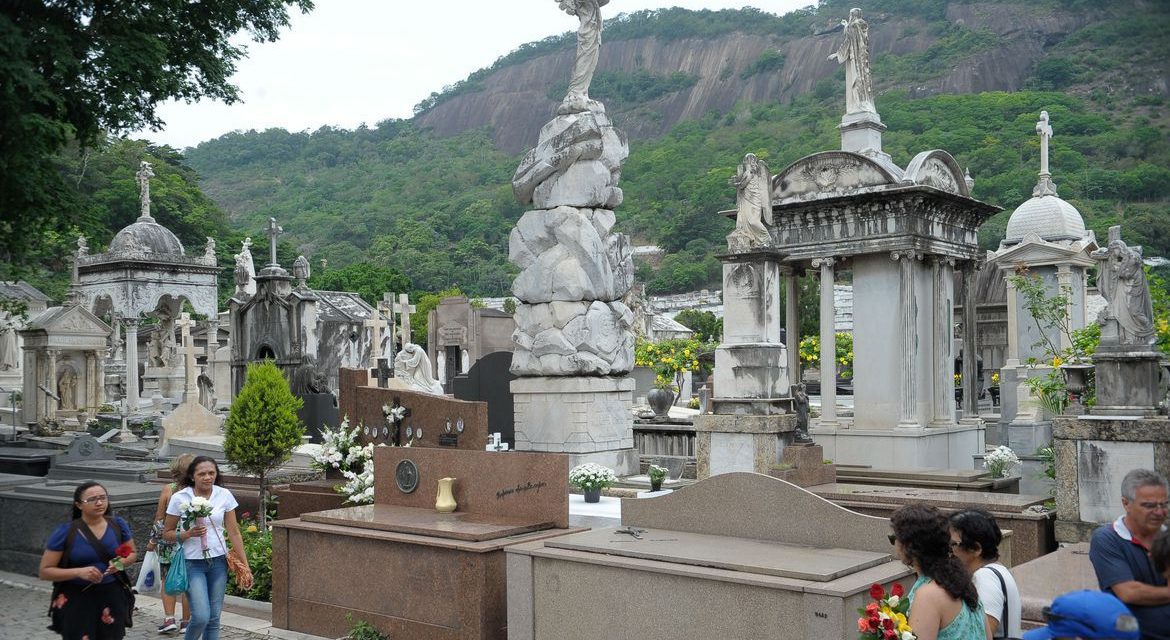 Cemitério carioca faz homenagem aos cientistas que combatem a covid-19