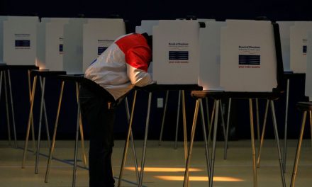 Eleição nos EUA começa com filas curtas e calma