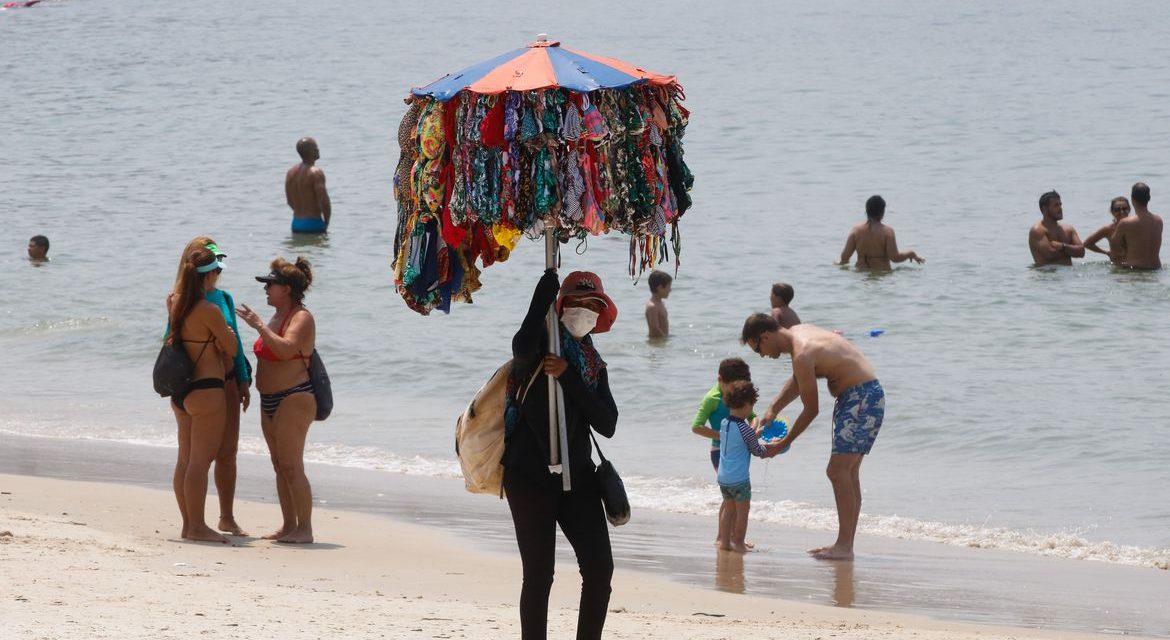 Cidade do Rio retoma atividades econômicas, e praias estão liberadas