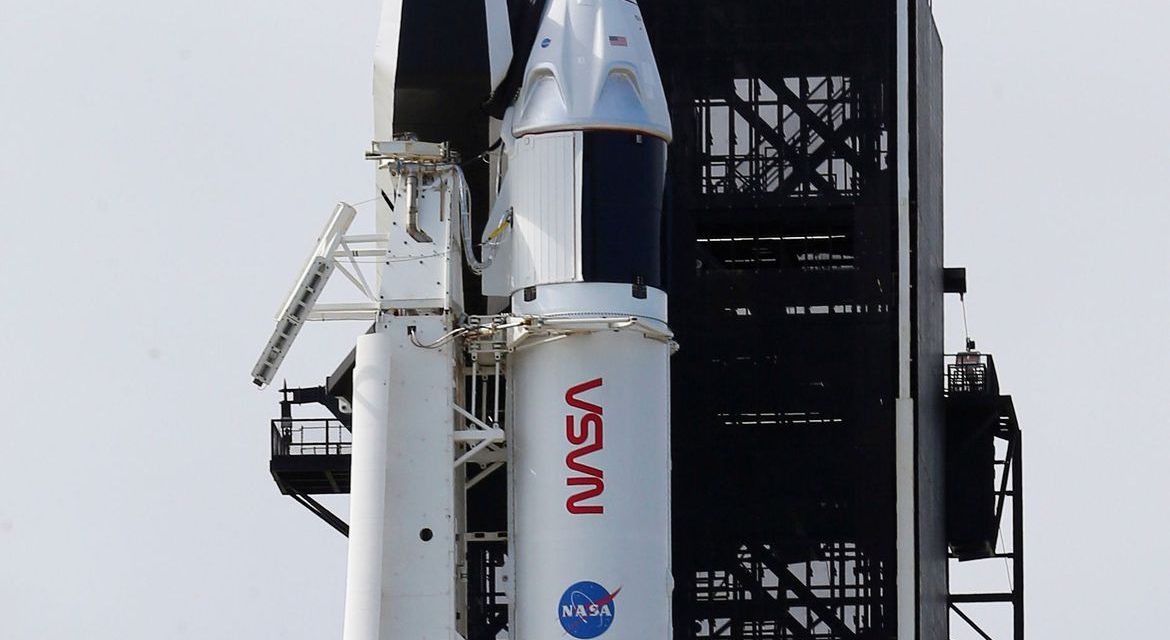 Foguete SpaceX segue para estação espacial com quatro astronautas