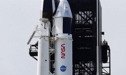 Foguete SpaceX segue para estação espacial com quatro astronautas