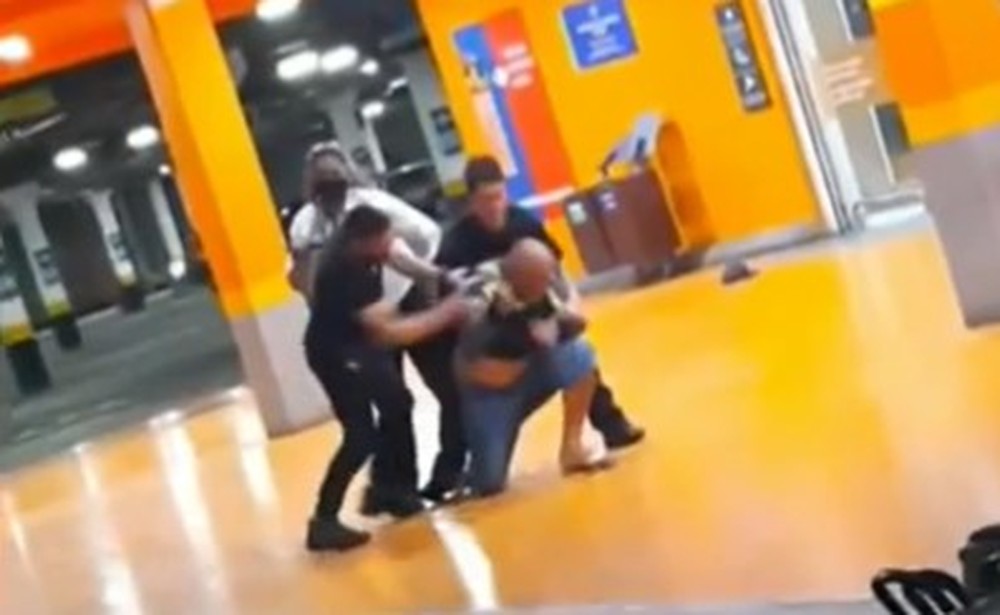 Polícia prende fiscal do Carrefour que aparece filmando espancamento de João Alberto