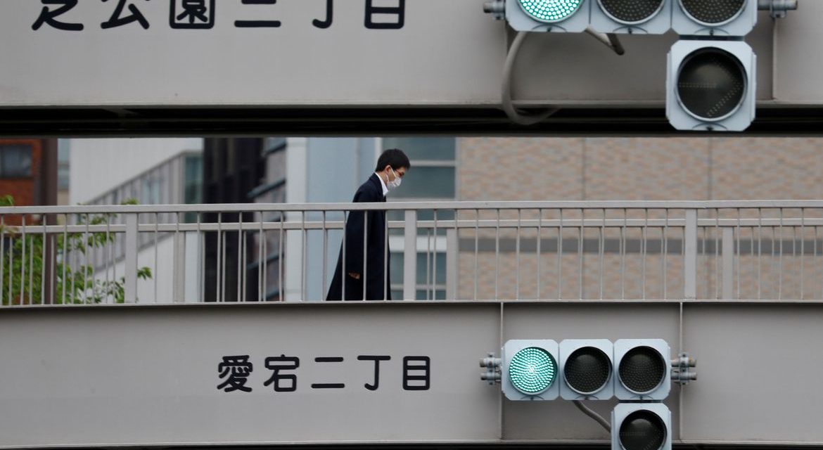 Recorde de casos leva Tóquio a adotar alerta máximo contra covid-19