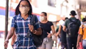 Com mais de 75% da população vacinada, prefeito de Goiânia desobriga uso de máscaras em ambientes abertos