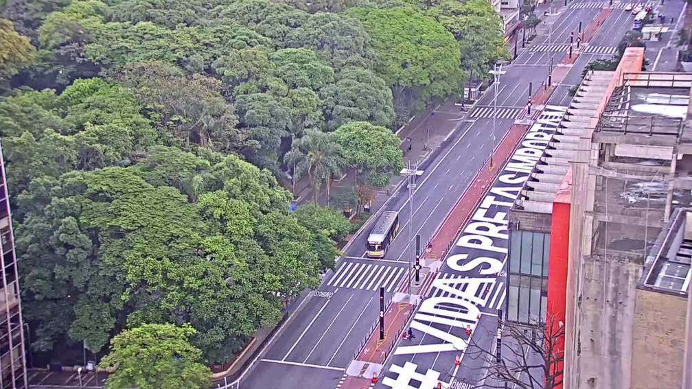 Inscrição ‘Vidas Pretas Importam’ é pintada na Avenida Paulista