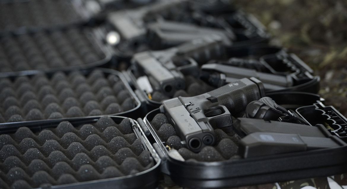 Polícia Federal investiga fraudes na obtenção de registro de armas