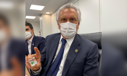 Covid-19: Caiado vai a Brasília para tratar de vacinação