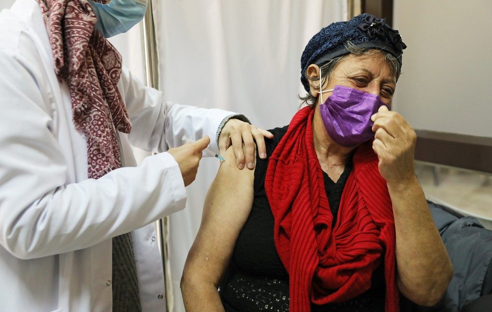 Israel acelera vacinação e quer sair da pandemia em março