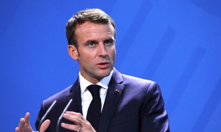 Presidente da França testa positivo para covid-19 e fica em isolamento
