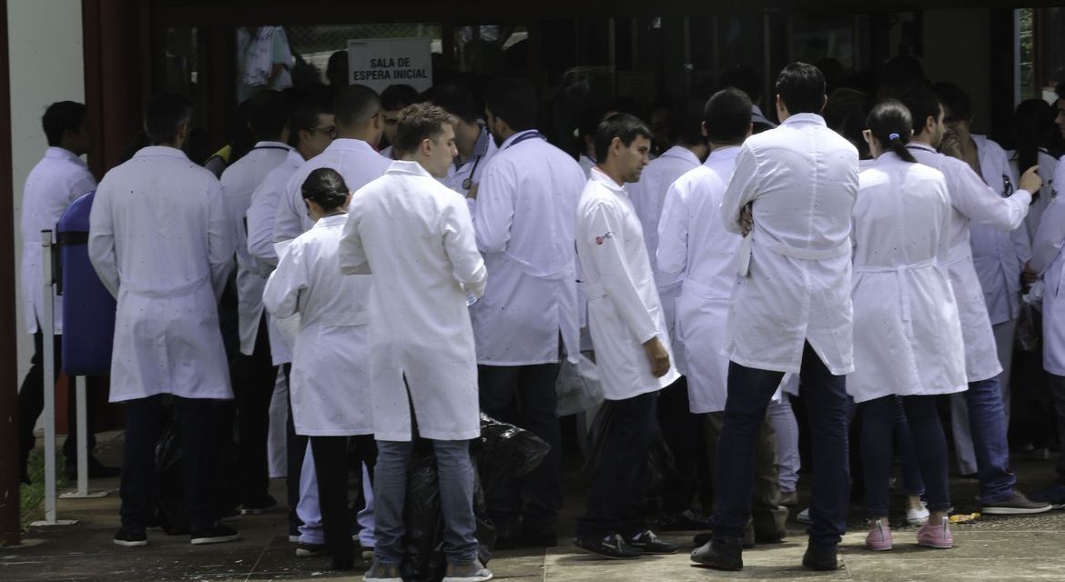 Médicos formados fora do Brasil têm 1ª fase do Revalida neste domingo