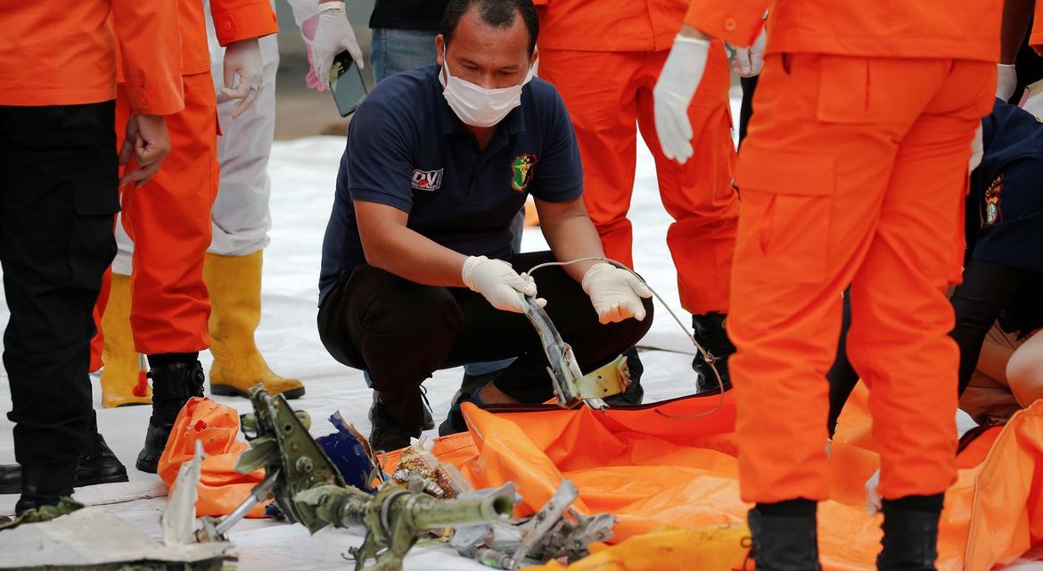 Encontrados corpos e destroços do Boeing 737 que caiu na Indonésia