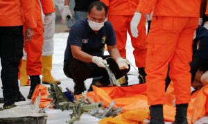 Encontrados corpos e destroços do Boeing 737 que caiu na Indonésia