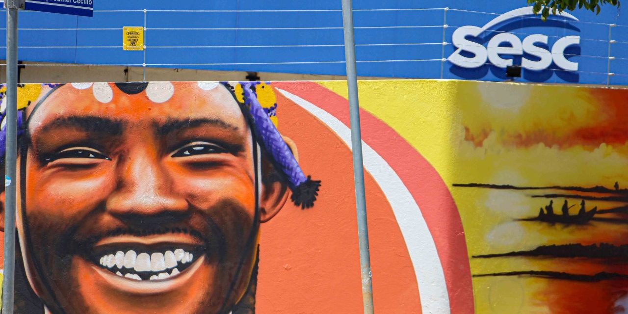 Artista Decy grafita muro do Sesc Goiás de 100 metros largura