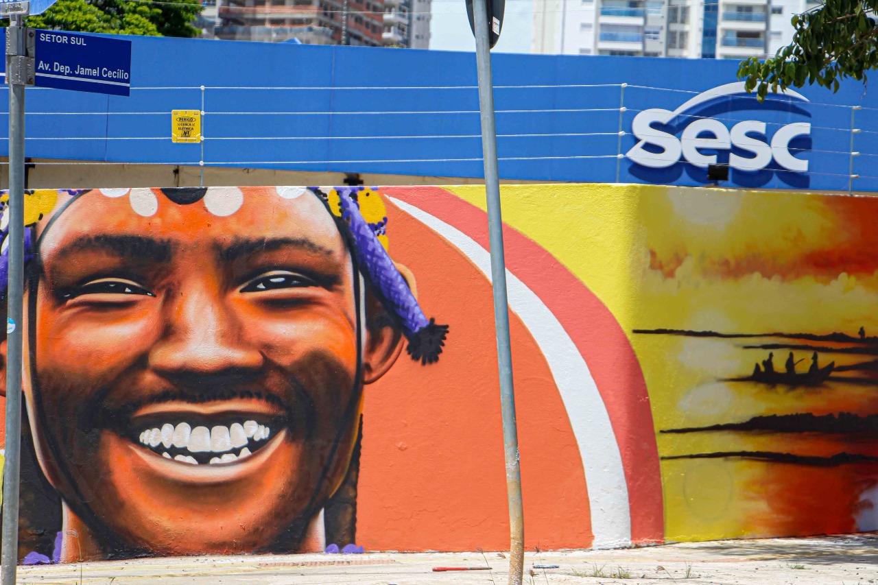 Artista Decy grafita muro do Sesc Goiás de 100 metros largura