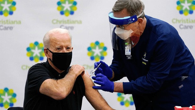 Joe Biden toma a 2ª dose da vacina contra a Covid-19