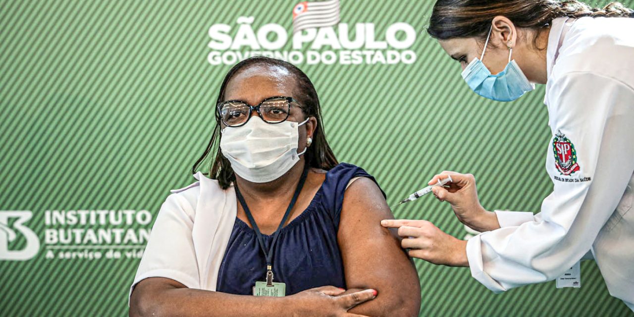 Enfermeira de São Paulo é primeira brasileira vacinada contra covid-19