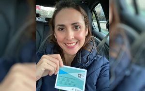 Enfermeira goiana que trabalha em UTI de hospital na Irlanda é vacinada contra a Covid-19