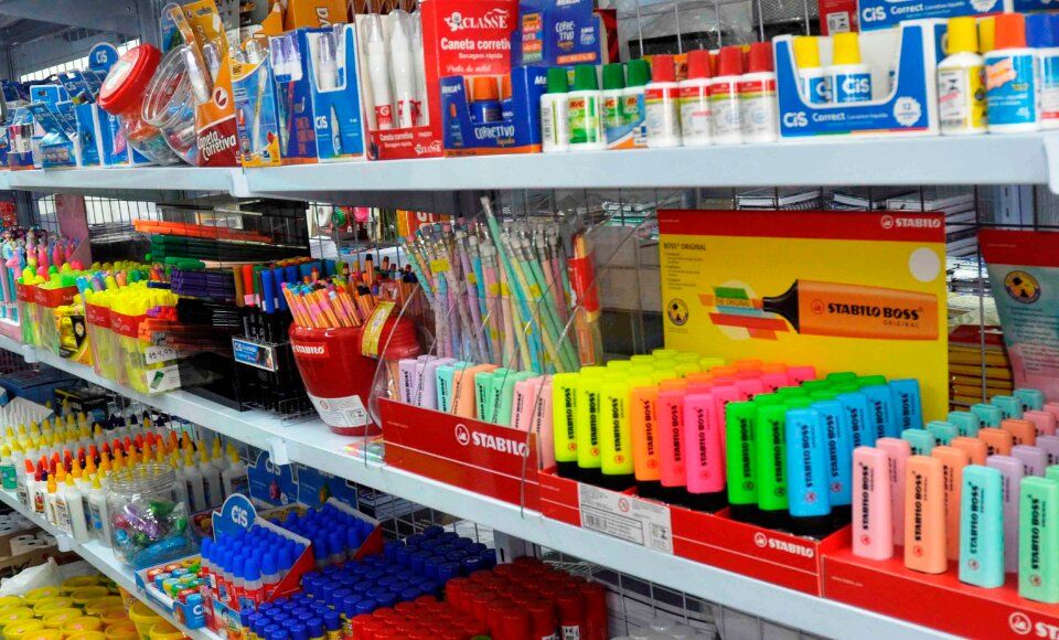 Material escolar: produtos idênticos podem variar até 593%