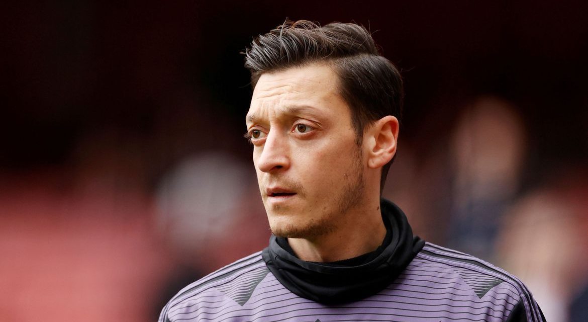 Alemão Mesut Özil confirma saída do Arsenal rumo ao Fenerbahce