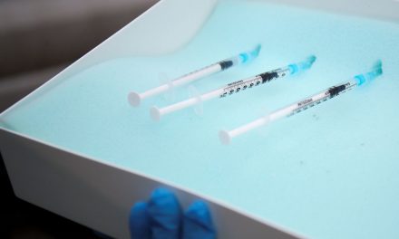 Mineiros e Santa Helena vacinam pessoas fora dos grupos prioritários