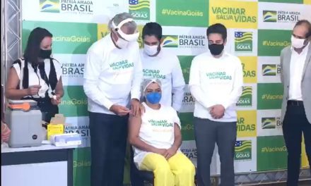 Técnica de enfermagem é a 1ª profissional da saúde a ser vacinada em Goiás