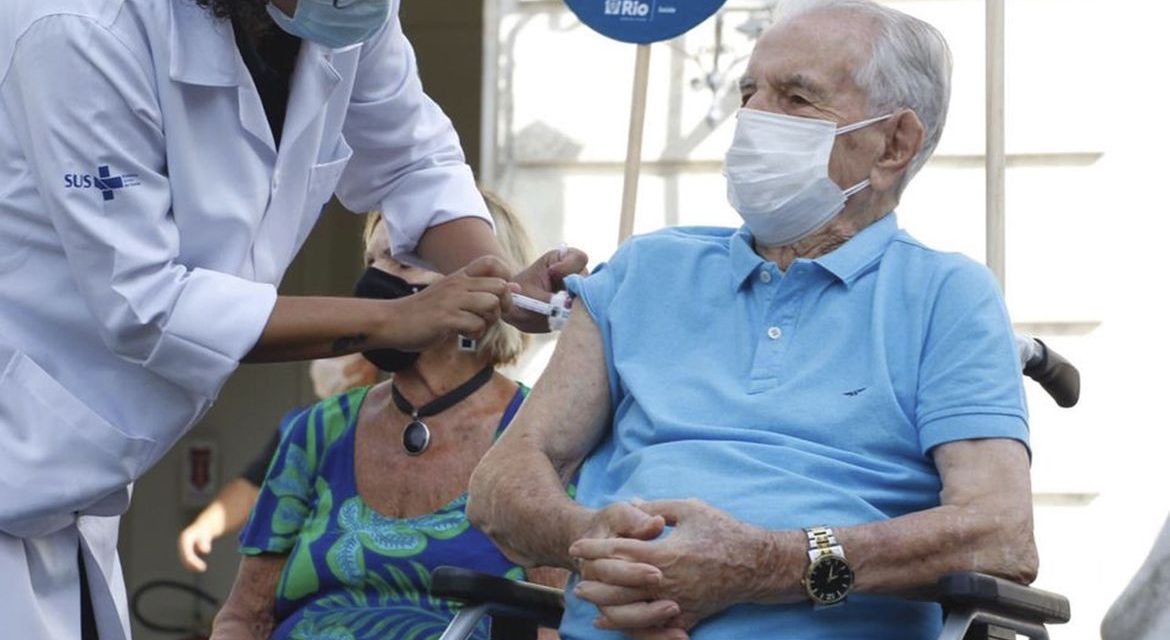 No Rio, ato simbólico marca vacinação de idosos que começa nesta segunda