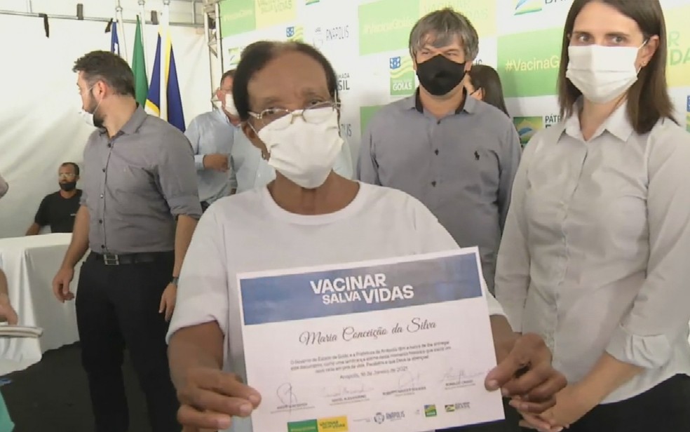 Moradora de abrigo de idosos é a 1ª vacinada contra Covid-19 em Goiás: ‘Esperei muito tempo por essa vacina’